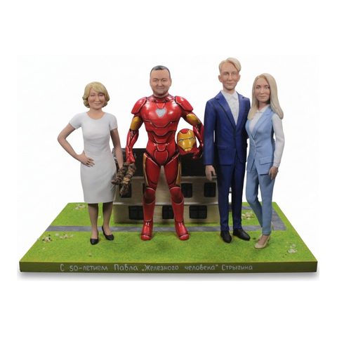 Семья с сыном в костюме супергероя
