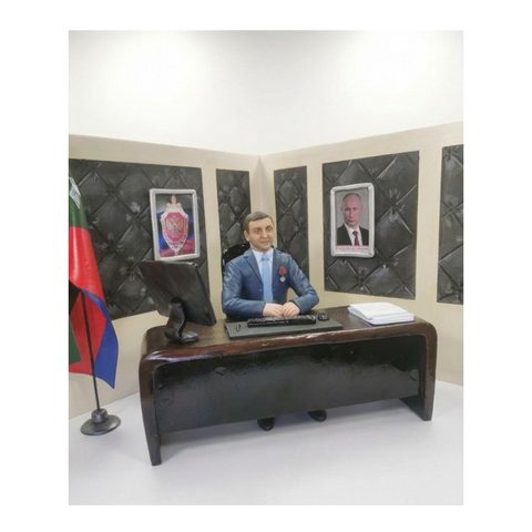 Руководитель в рабочем кабинете с флагом